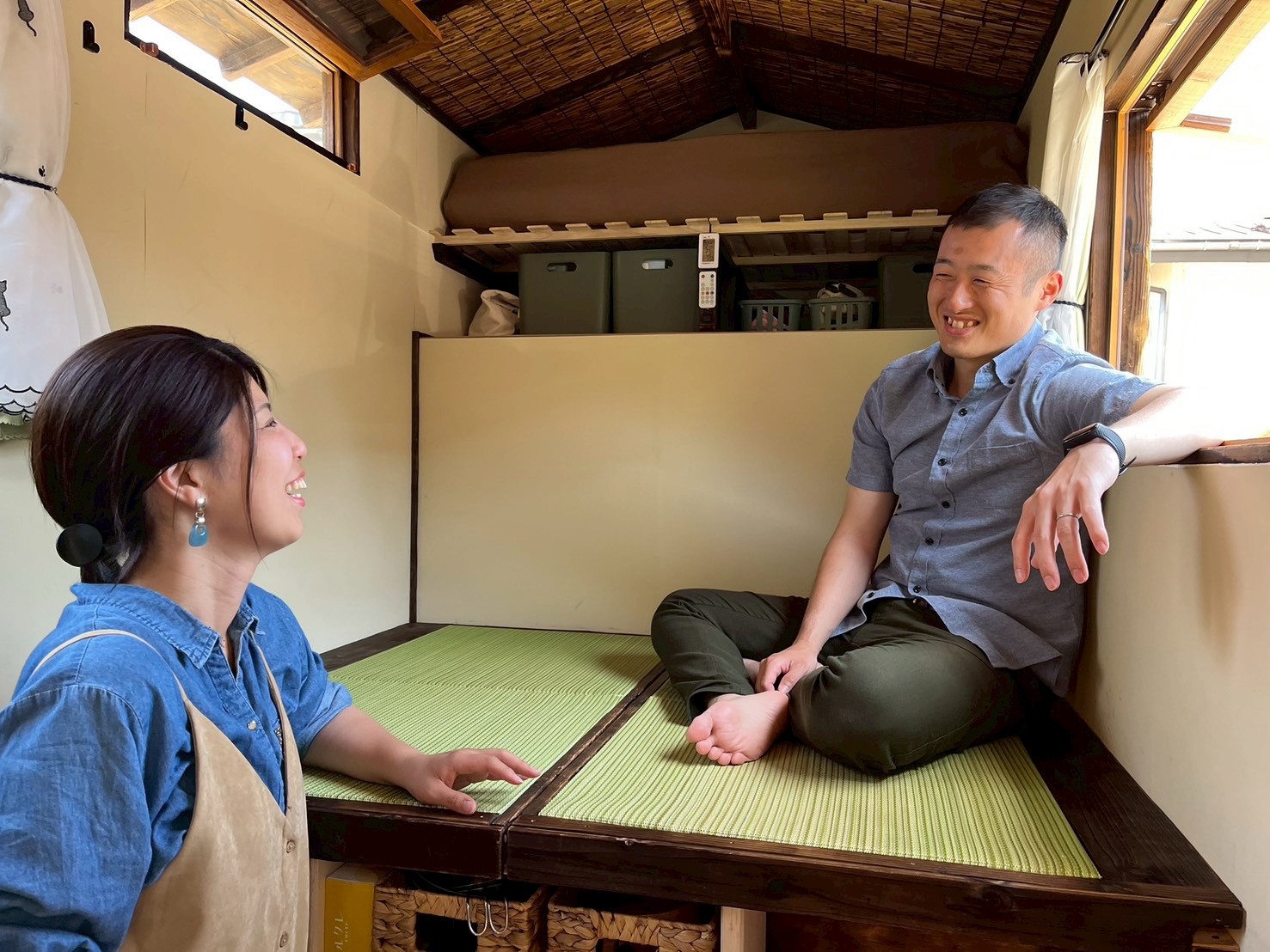 小屋の中で過ごす人々